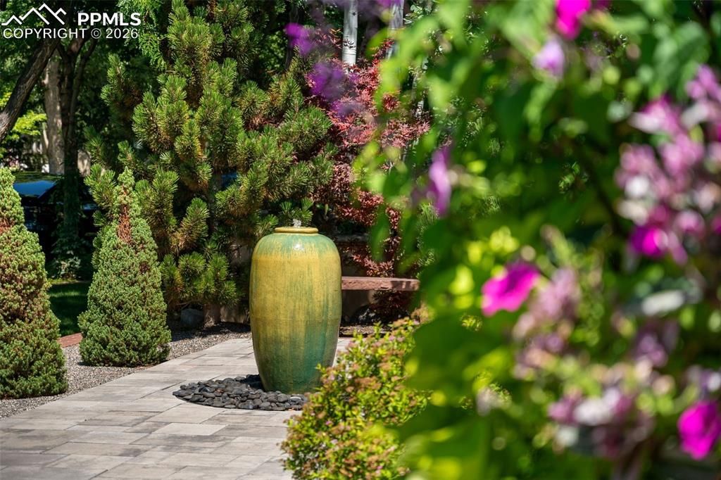 Image 2 of property listing at 418 Steele Street, Denver, CO 80206