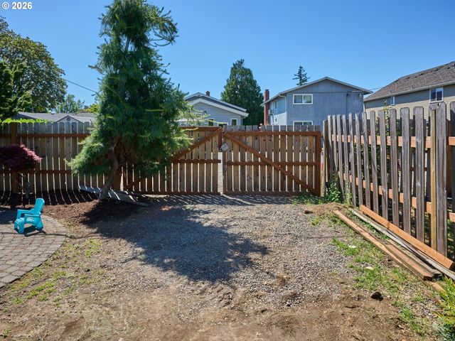 645 Nw 5TH Ave, Canby, OR 97013