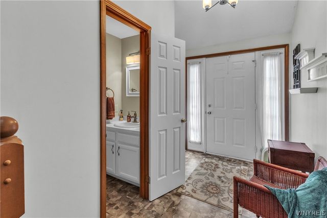 16 North Hill Drive, West Seneca, NY 14224