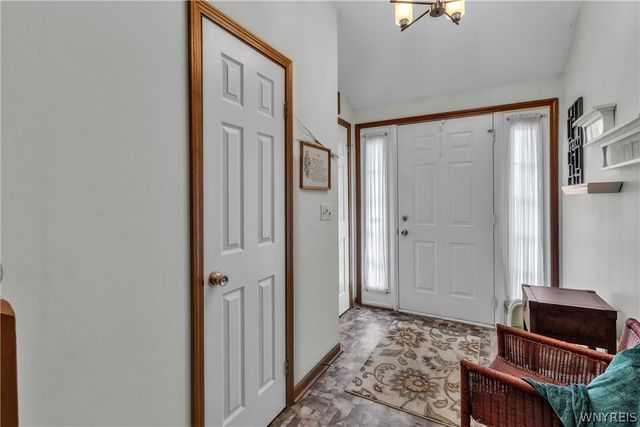 16 North Hill Drive, West Seneca, NY 14224
