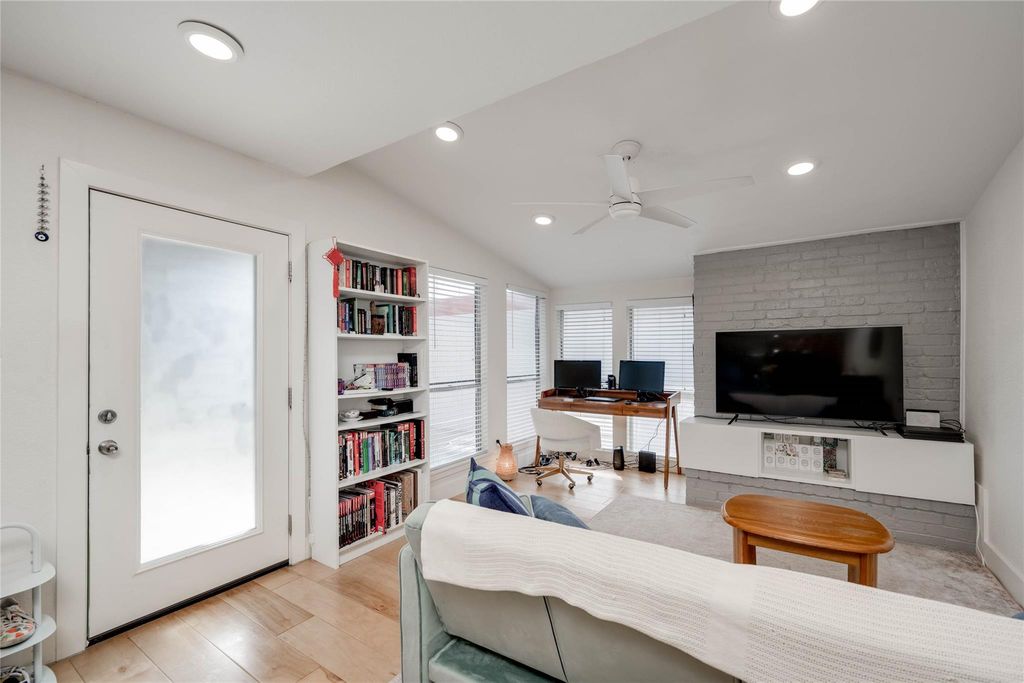 909 Reinli ST 222, Austin, TX 78751