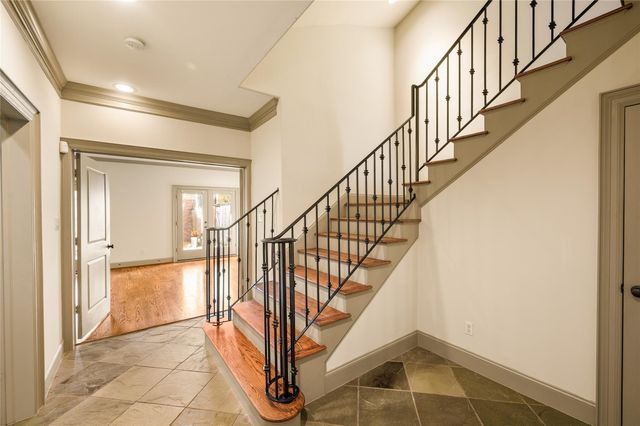 1655 Castle Ct, Houston, TX 77006