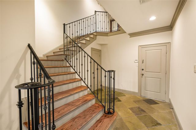 1655 Castle Ct, Houston, TX 77006