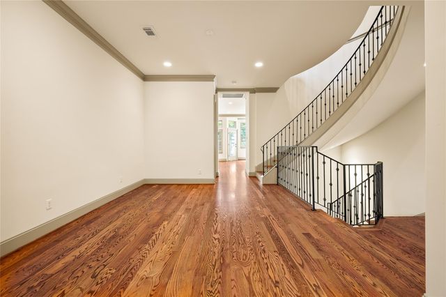 1655 Castle Ct, Houston, TX 77006