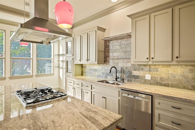 1655 Castle Ct, Houston, TX 77006