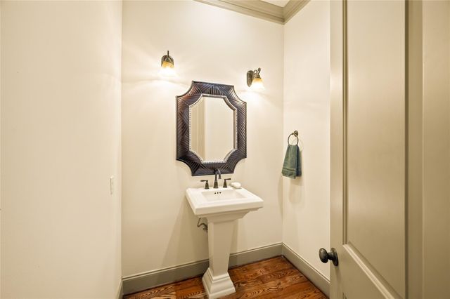 1655 Castle Ct, Houston, TX 77006