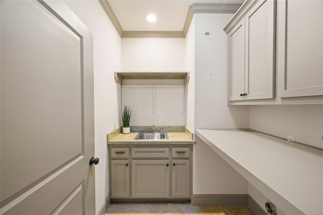 1655 Castle Ct, Houston, TX 77006