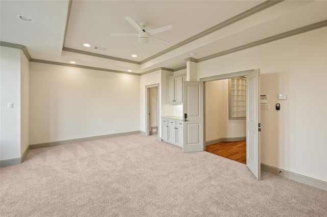 1655 Castle Ct, Houston, TX 77006