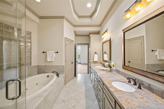 1655 Castle Ct, Houston, TX 77006