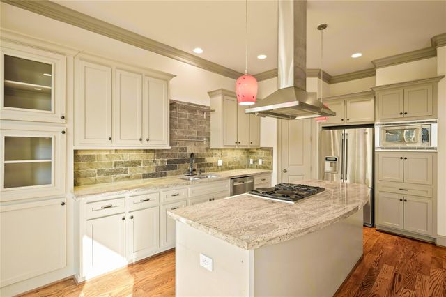 1655 Castle Ct, Houston, TX 77006