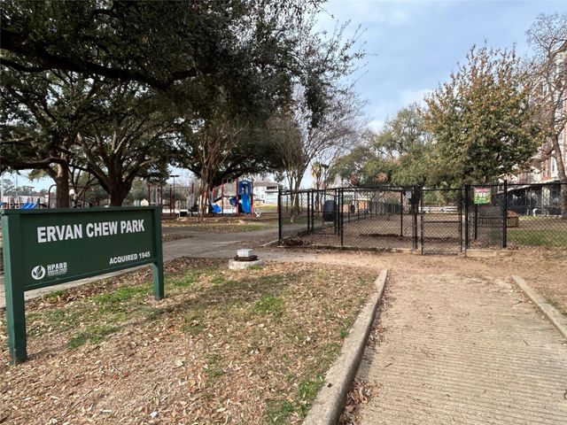 1655 Castle Ct, Houston, TX 77006