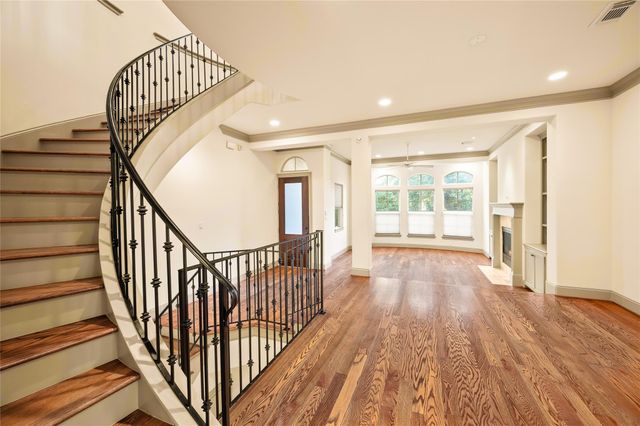 1655 Castle Ct, Houston, TX 77006