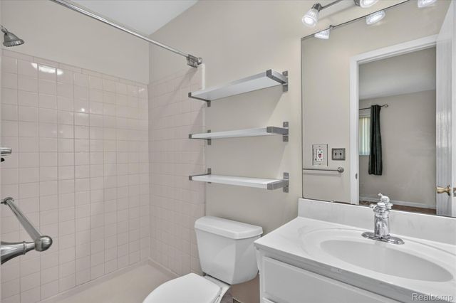 2370 Norton Road, Rochester Hills, MI 48307