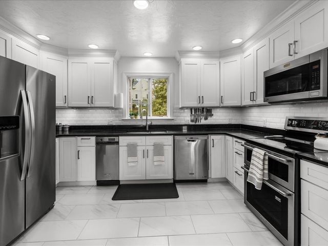 6 Wood St, Upton, MA 01568