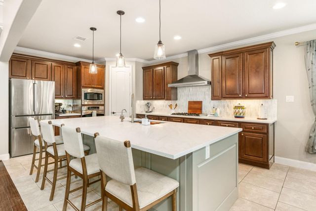 10 Black Spruce Court, The Woodlands, TX 77389