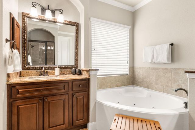 10 Black Spruce Court, The Woodlands, TX 77389