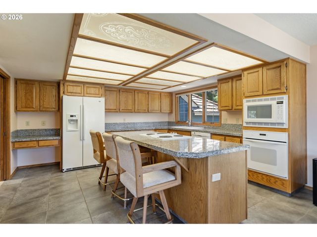 19602 WILDWOOD Dr, West Linn, OR 97068