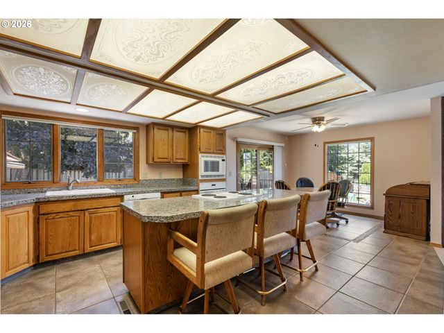 19602 WILDWOOD Dr, West Linn, OR 97068