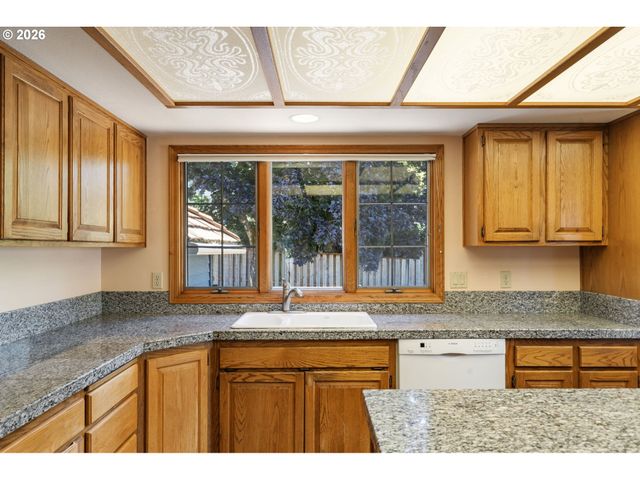 19602 WILDWOOD Dr, West Linn, OR 97068