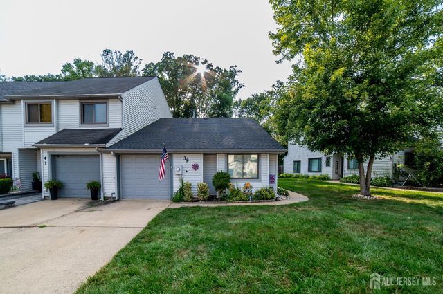 39 Lexington Circle, Old Bridge, NJ 07747