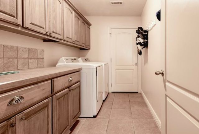 211 Essex Way, Centerton, AR 72719