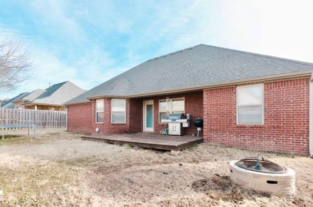 211 Essex Way, Centerton, AR 72719