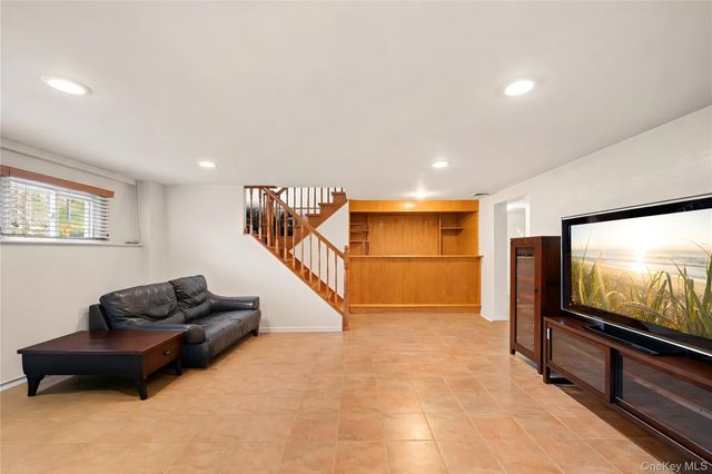 150 Roxton Road, Plainview, NY 11803