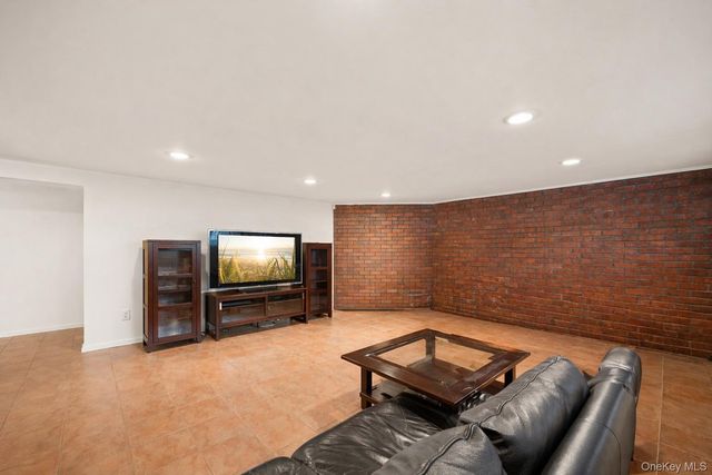 150 Roxton Road, Plainview, NY 11803