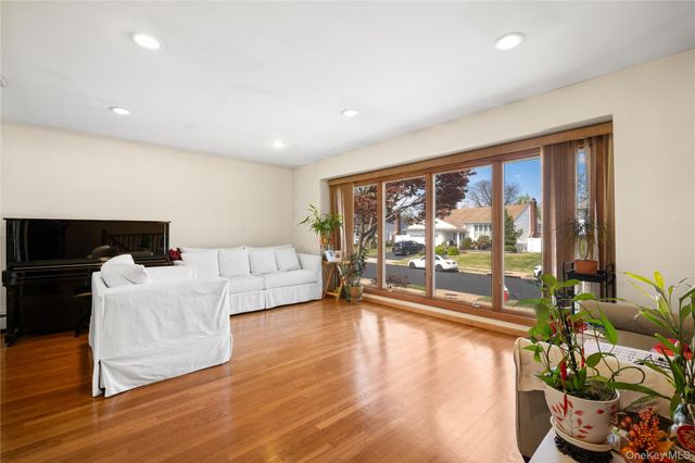 150 Roxton Road, Plainview, NY 11803