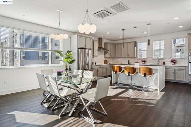 646 Eucalyptus Way, Alameda, CA 94501