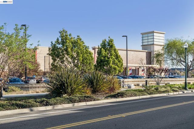 646 Eucalyptus Way, Alameda, CA 94501