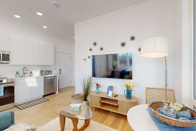 38 Hichborn 402, Boston, MA 02135