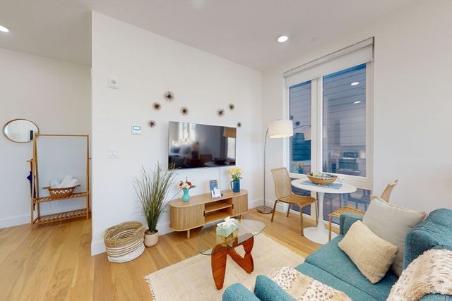 38 Hichborn 402, Boston, MA 02135