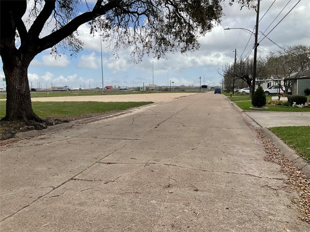 326 E 1st Street, Deer Park, TX 77536