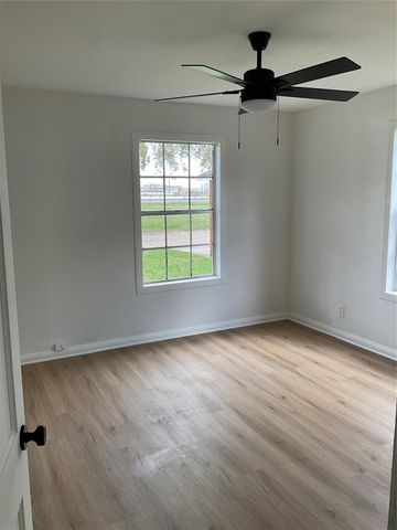 326 E 1st Street, Deer Park, TX 77536