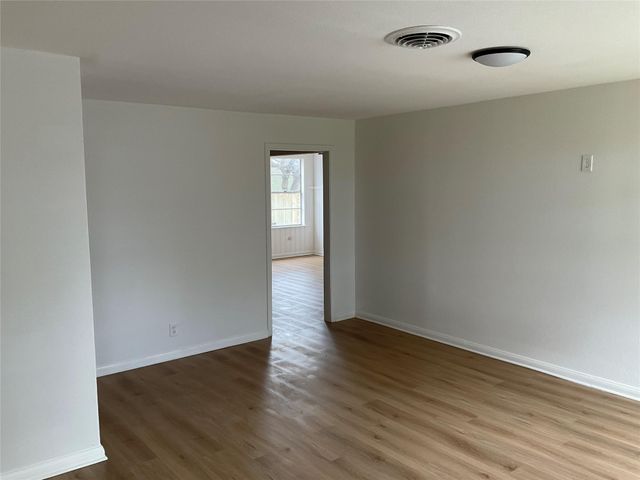 326 E 1st Street, Deer Park, TX 77536