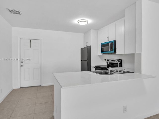 241 NW 40th St 4, Oakland Park, FL 33309