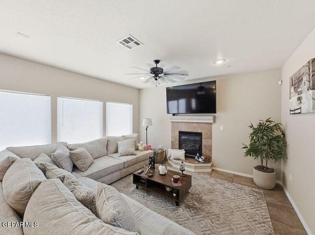 523 Villas Del Valle Drive, Socorro, TX 79927