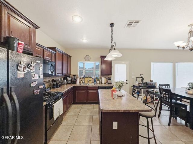 523 Villas Del Valle Drive, Socorro, TX 79927