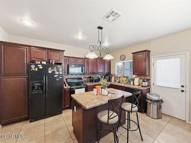 523 Villas Del Valle Drive, Socorro, TX 79927