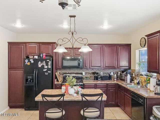 523 Villas Del Valle Drive, Socorro, TX 79927