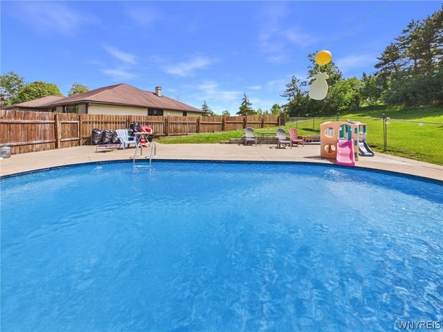 73 Larsen Lane, West Seneca, NY 14224