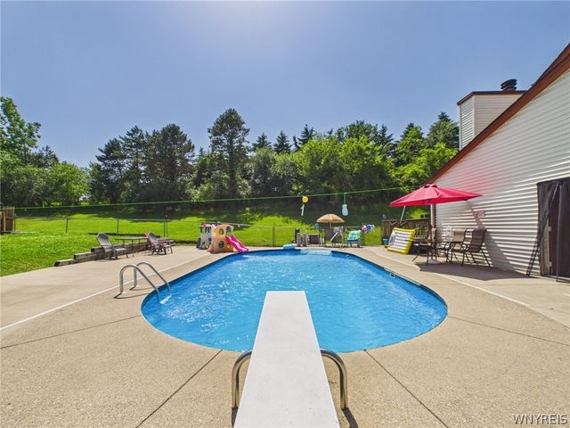 73 Larsen Lane, West Seneca, NY 14224