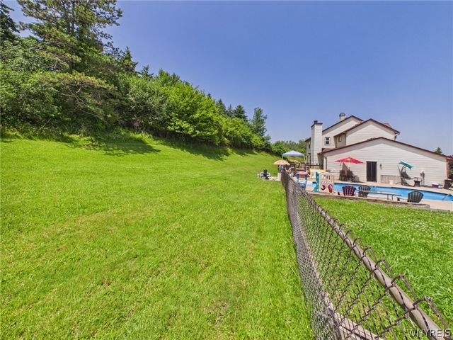 73 Larsen Lane, West Seneca, NY 14224