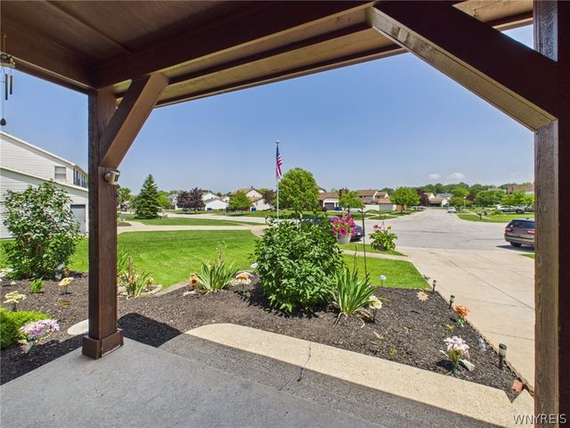 73 Larsen Lane, West Seneca, NY 14224