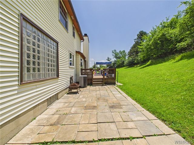 73 Larsen Lane, West Seneca, NY 14224