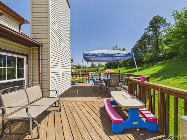 73 Larsen Lane, West Seneca, NY 14224