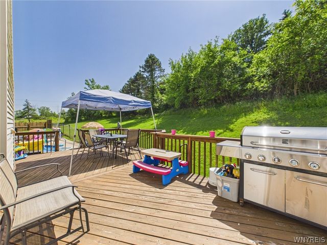 73 Larsen Lane, West Seneca, NY 14224