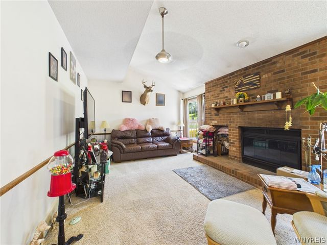 73 Larsen Lane, West Seneca, NY 14224