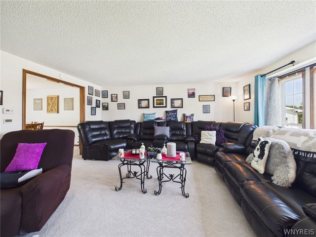 73 Larsen Lane, West Seneca, NY 14224